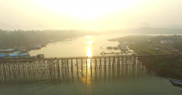 Atemberaubende Landschaft auf einer Holzbrücke in Sangkhlaburi — Stockvideo