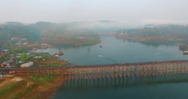 Paysages magnifiques sur un pont en bois à Sangkhlaburi — Video