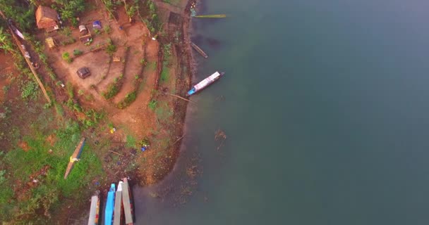 Jangadas vista aérea e aldeia em torno da ponte de madeira — Vídeo de Stock