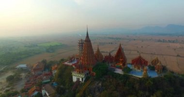  Kaplan mağara tapınakta günbatımı zamanı üzerinde çarpıcı sahne