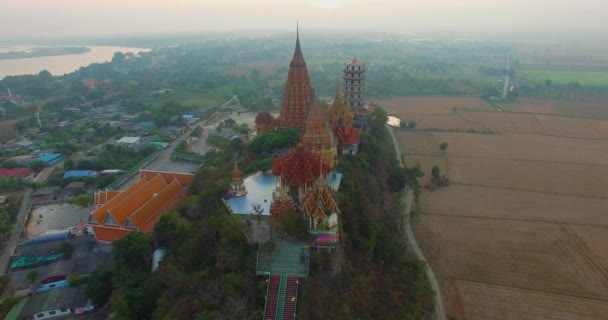 Tygří Jeskynní chrám v Kanchanaburi. — Stock video