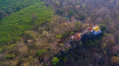 pagodadan dar ve dik sırt üzerinde