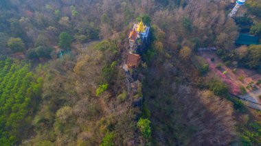 pagodadan dar ve dik sırt üzerinde