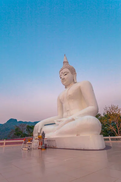 Fehér szobor buddha — Stock Fotó