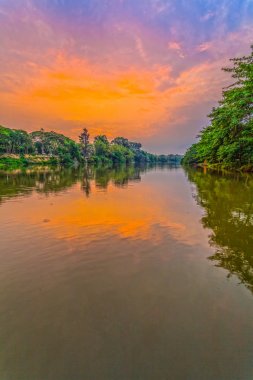 Bulutlu sabah nehirde yukarıda 