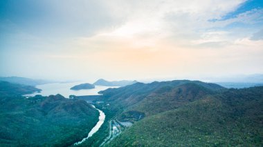 Baraj çevresinde Srinagarin Barajı