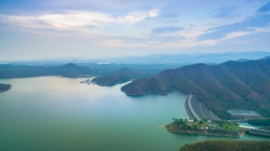 Baraj çevresinde Srinagarin Barajı