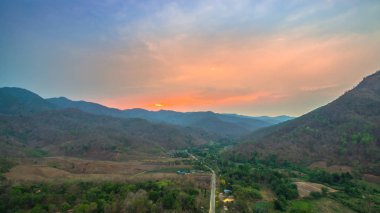 Yüksek ve dik sırtın ana yola çıktı.