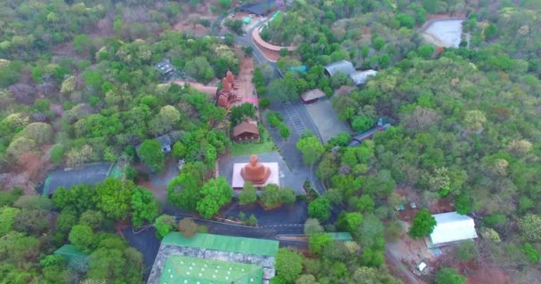 Kahverengi big Buddha Kanchanaburi'deki/daki oteller. — Stok video
