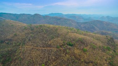 tapınağa yolu yüksek ve dik sırt.