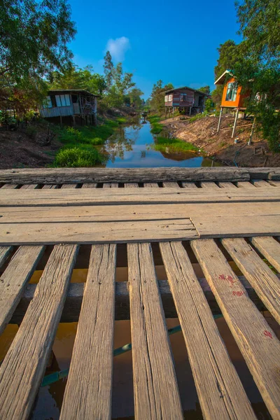 Stary drewniany most przez kanał — Zdjęcie stockowe