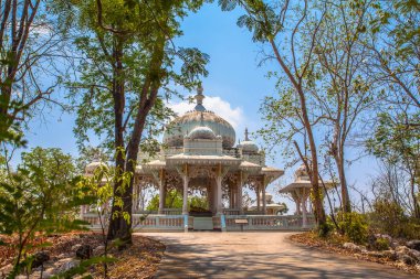 birçok şaşırtıcı heykel ve mimar Tapınak