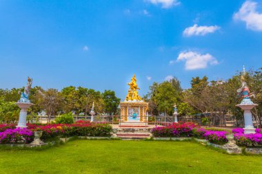 birçok şaşırtıcı heykel ve mimar Tapınak