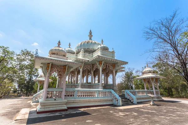 birçok şaşırtıcı heykel ve mimar Tapınak