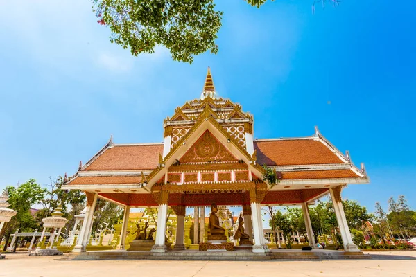 Vele verbazingwekkende beeldhouwkunst en architect in tempel — Stockfoto