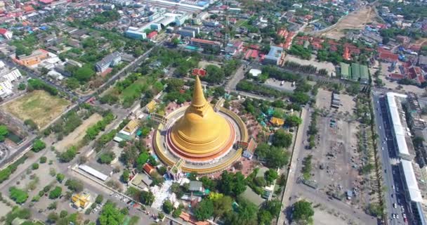 Büyük sarı pagoda Nakorn Pathom içinde — Stok video