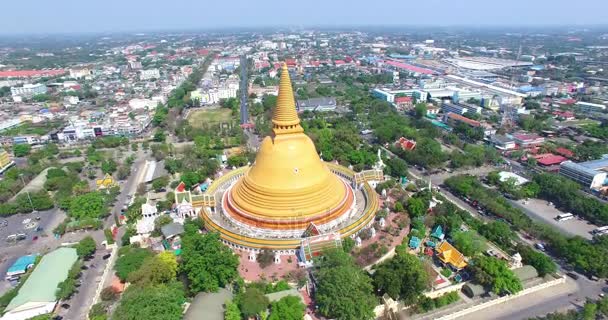 La gran pagoda amarilla en Nakorn Pathom — Vídeo de stock