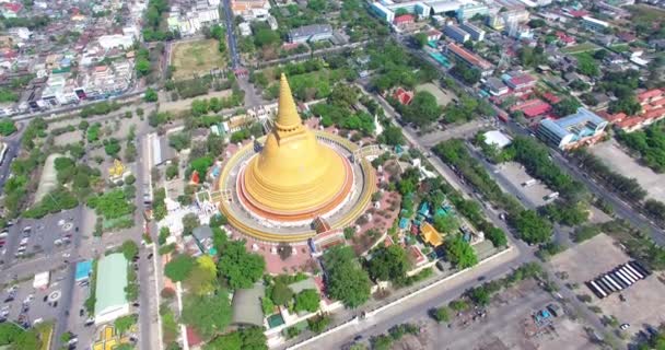 La gran pagoda amarilla en Nakorn Pathom — Vídeo de stock
