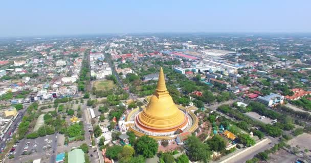 Большая желтая пагода в Накорн Патом — стоковое видео