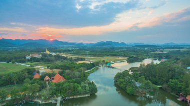 wat Huay Mongkol Tapınağı gün batımında