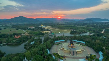 wat Huay Mongkol Tapınağı gün batımında