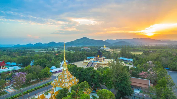 Puesta de sol en el templo de Wat Huay Mongkol —  Fotos de Stock