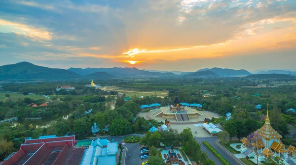 Tramonto al tempio di Wat Huay Mongkol — Foto Stock