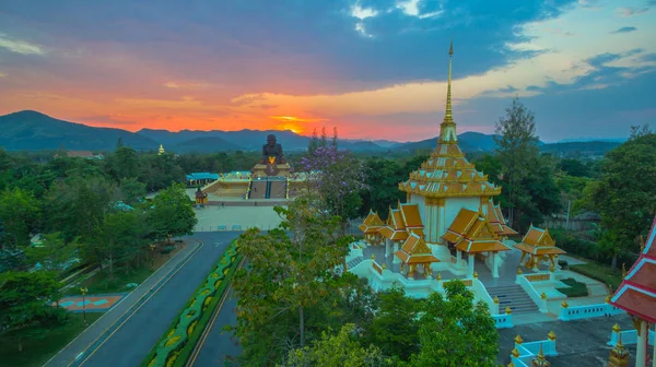 Por do sol no wat Huay Mongkol templo — Fotografia de Stock