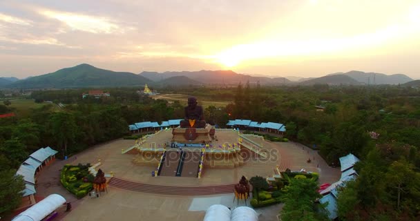 Puesta de sol en el templo de Wat Huay Mongkol — Vídeo de stock