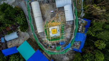 Patong Plajı'nda tepenin üzerinde yeni pagoda