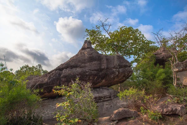 Incredibile scultura in pietra naturale — Foto Stock