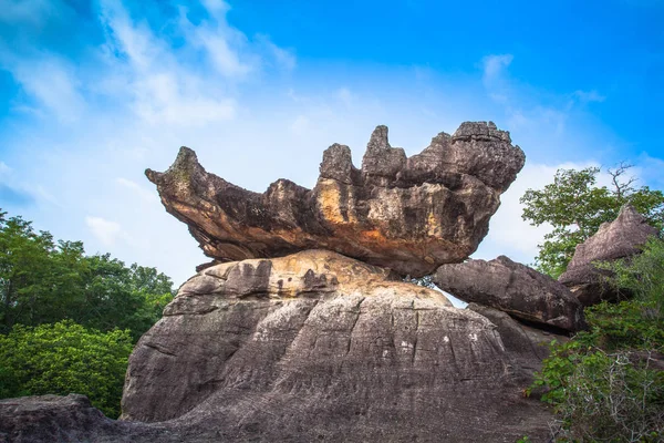 Úžasné přírodní kamenné plastiky — Stock fotografie