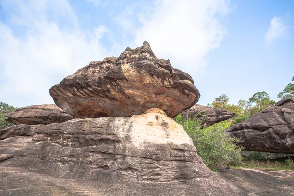 Incredibile scultura in pietra naturale — Foto Stock