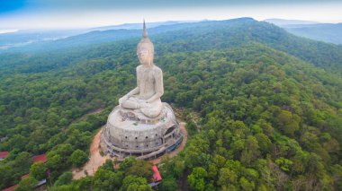 Tayland Doğu Dağı'nda en büyük Buda
