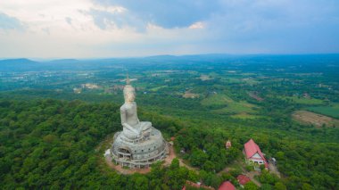 Tayland Doğu Dağı'nda en büyük Buda
