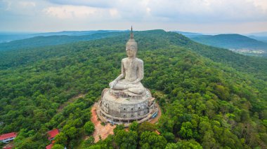 Tayland Doğu Dağı'nda en büyük Buda