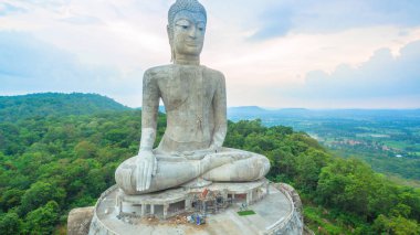 Tayland Doğu Dağı'nda en büyük Buda