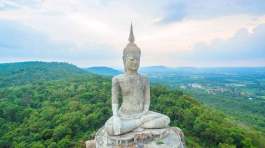 Tayland Doğu Dağı'nda en büyük Buda