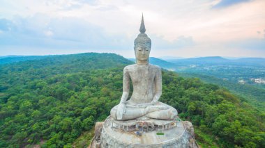 Tayland Doğu Dağı'nda en büyük Buda