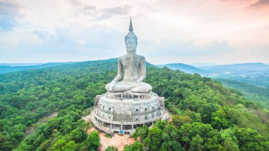 Tayland Doğu Dağı'nda en büyük Buda