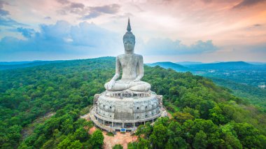 Tayland Doğu Dağı'nda en büyük Buda