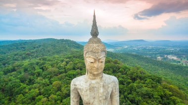 Tayland Doğu Dağı'nda en büyük Buda