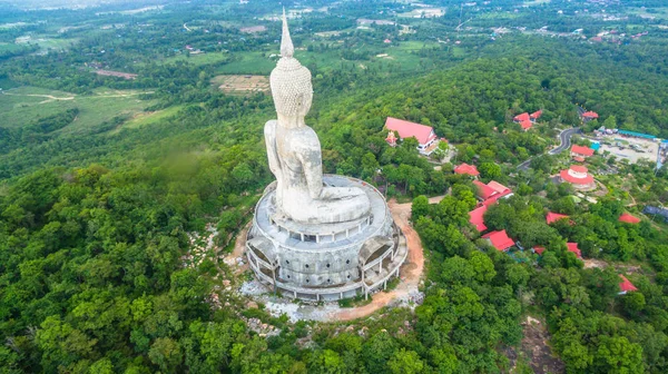 El Buda más grande de la montaña en el este de Tailandia — Foto de Stock