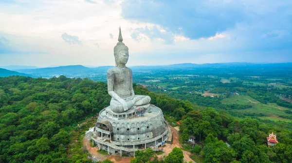 O maior Buda na montanha no leste da Tailândia — Fotografia de Stock