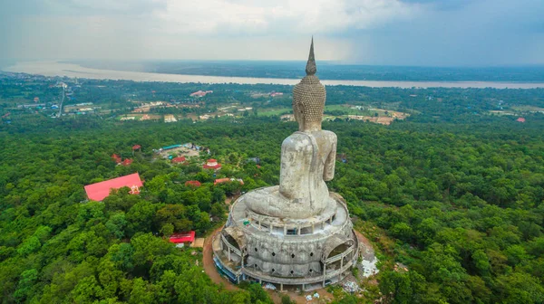 Största Buddha på berget i östra delen av Thailand — Stockfoto