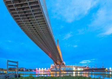 Cho Phraya nehir Bhumibol köprüden