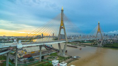 Cho Phraya nehir Bhumibol köprüden