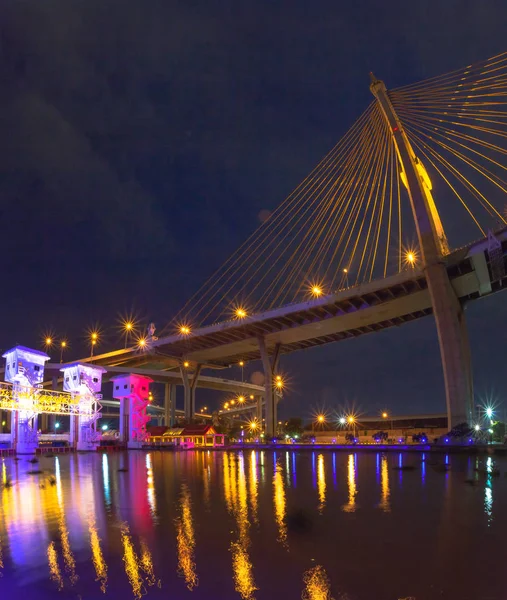 Puente de Bhumibol sobre el río Cho Phraya — Foto de Stock