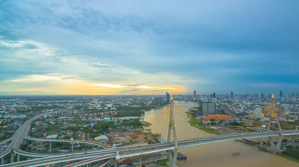 Puente de Bhumibol sobre el río Cho Phraya — Foto de Stock