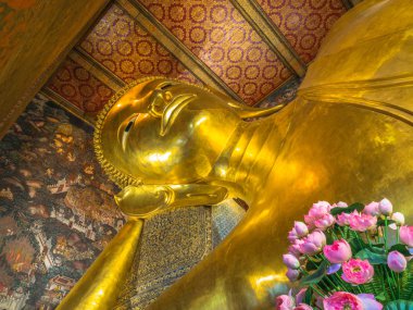 Dev yatan Buda heykeli altın Wat Pho Bangkok Tayland at